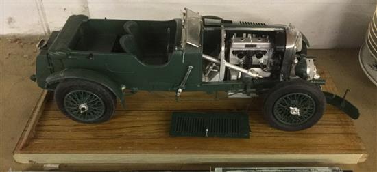 Scale model of a Bentley 4.5L Blower no.8 cased(-)